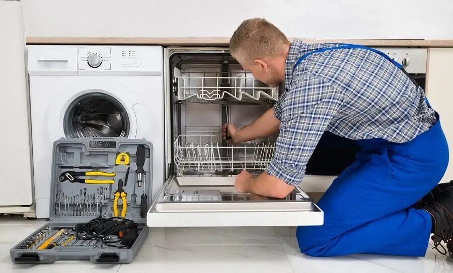 Güzelbahçe Miele servisi teknisyen ekibi beyaz eşya tamiri yaparken